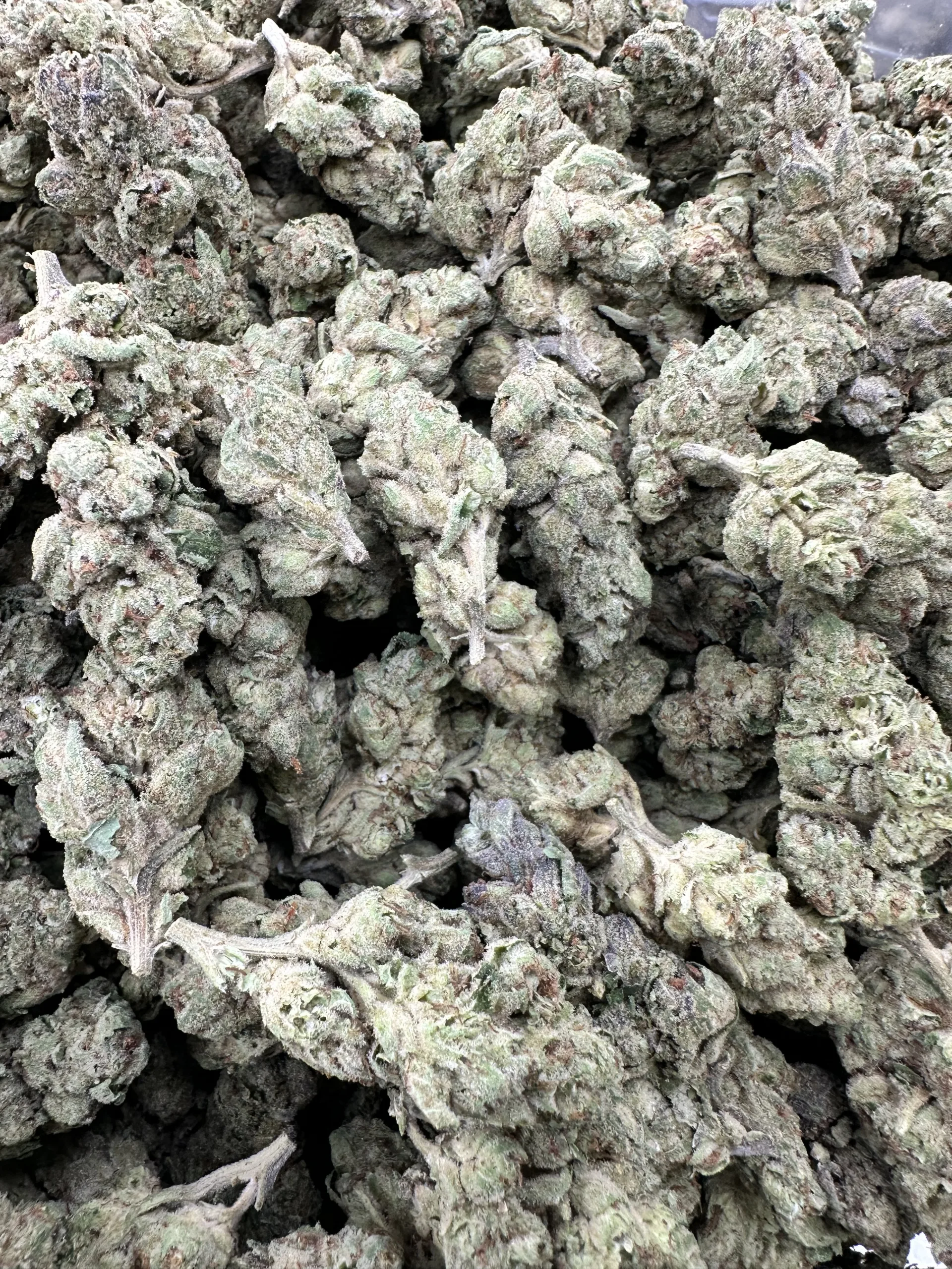 E-85 macro displaying refined trichome frosting, dense calyx structure, and hand-selected bud quality